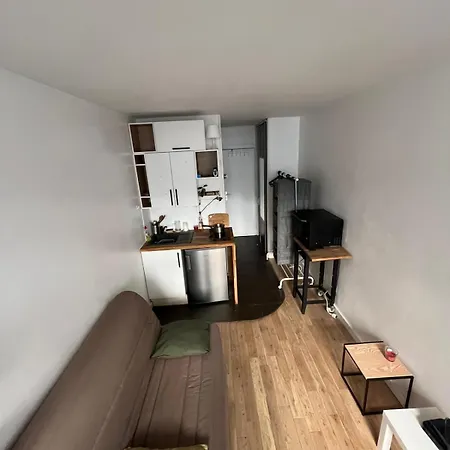 Cosy Studio With Balcony In * Parigi