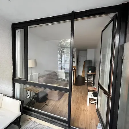 Cosy Studio With Balcony In Parigi